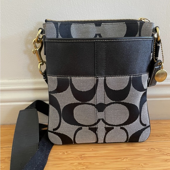 Coach Cross Body - Picture 1 of 4